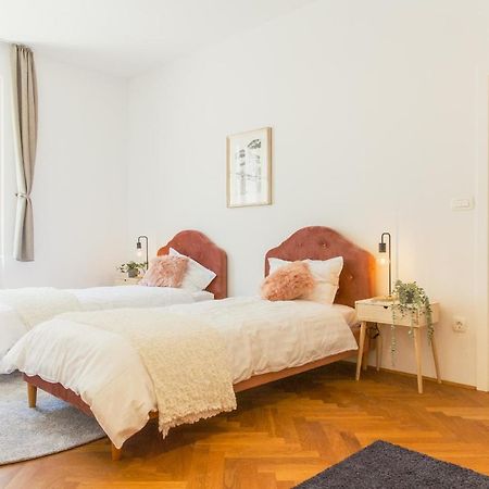 Top Location City Centre Condo In Historic Building With Free Garage Parking ลูบลิยานา ภายนอก รูปภาพ