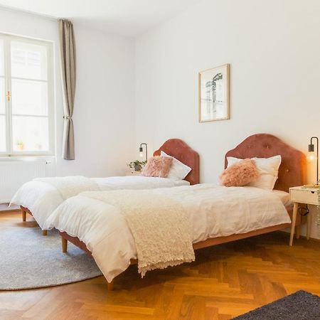 Top Location City Centre Condo In Historic Building With Free Garage Parking ลูบลิยานา ภายนอก รูปภาพ