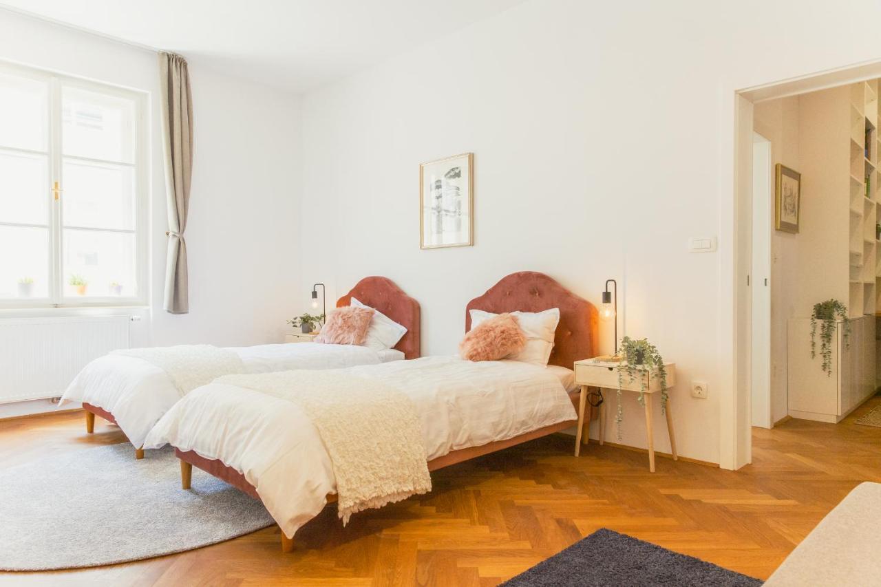 Top Location City Centre Condo In Historic Building With Free Garage Parking ลูบลิยานา ภายนอก รูปภาพ