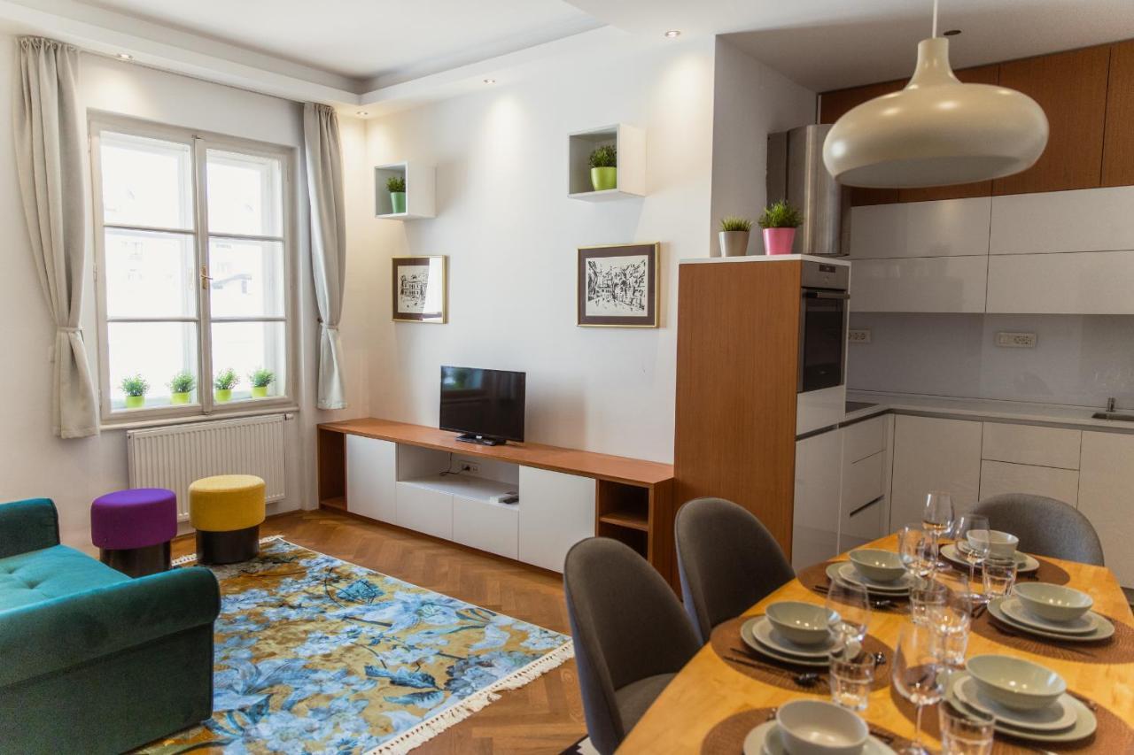 Top Location City Centre Condo In Historic Building With Free Garage Parking ลูบลิยานา ภายนอก รูปภาพ